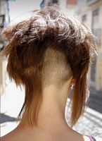 asymetryczne fryzury krótkie - uczesanie damskie zdjęcie numer 123B